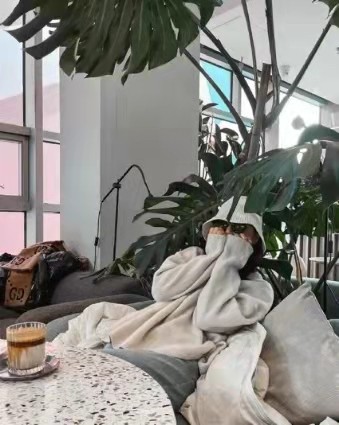 |谢娜挺大肚罕见露面！穿休闲裤腿好细，谢妈妈扎高马尾扮嫩不违和