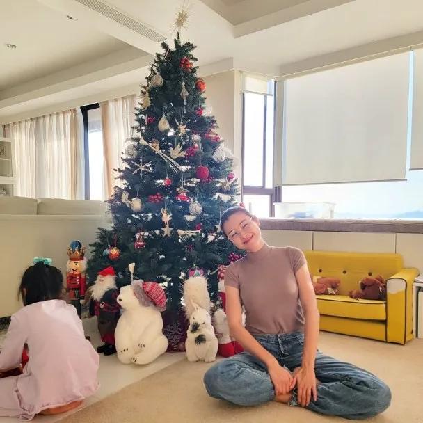 陈茵媺|陈茵媺晒全家福温馨有爱，仨孩子拆礼物超欢乐，一家五口很幸福