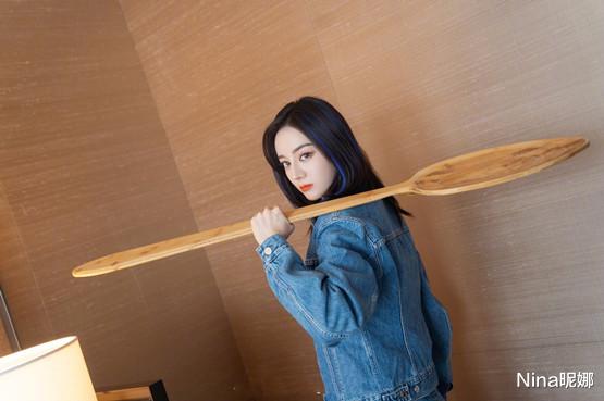 迪丽热巴|女明星也怕冷！迪丽热巴穿羊羔毛卫衣配雪地靴赶机，这2万花的值