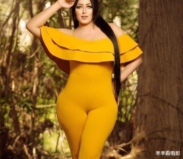 写真|美女金字塔前拍写真，身材饱满瞬间火爆全网，网友：可望而不可“即”