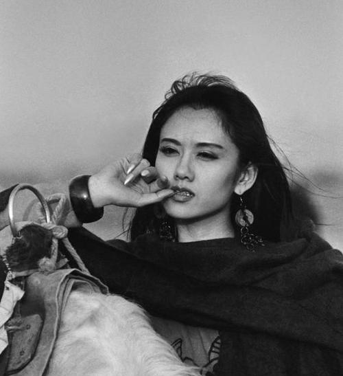 杨丽萍|杨丽萍为何十年不摘帽子？本以为是造型，结果摘下帽子后令人心疼