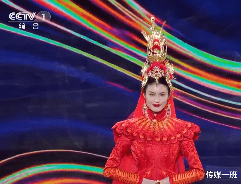 张梓琳|3大超模走秀春晚,世界小姐张梓琳怀胎6月,颜值气质不输豪门媳妇奚梦瑶