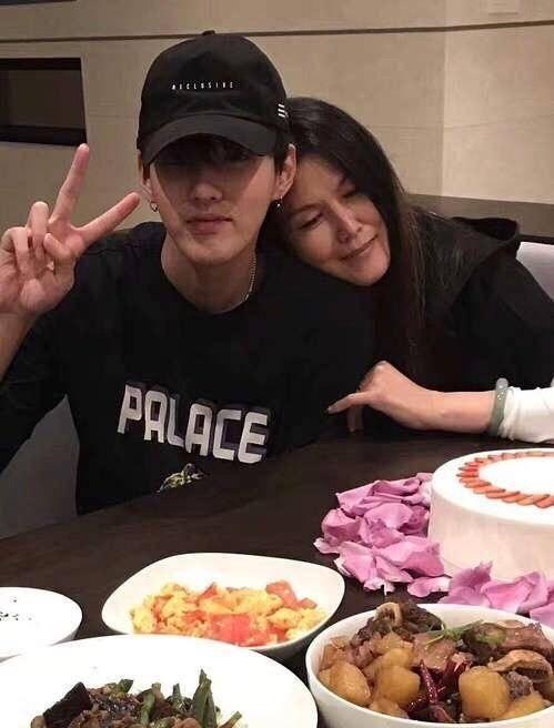 吴亦凡|吴亦凡妈妈成顶端控制人?亲自面试经纪人,一般工作不超过3个月