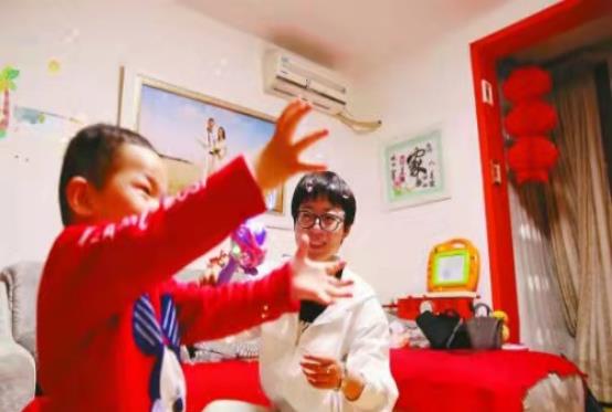 非夫妻入住同一宾馆,只登记一人身份证,遇到查房会被处罚?