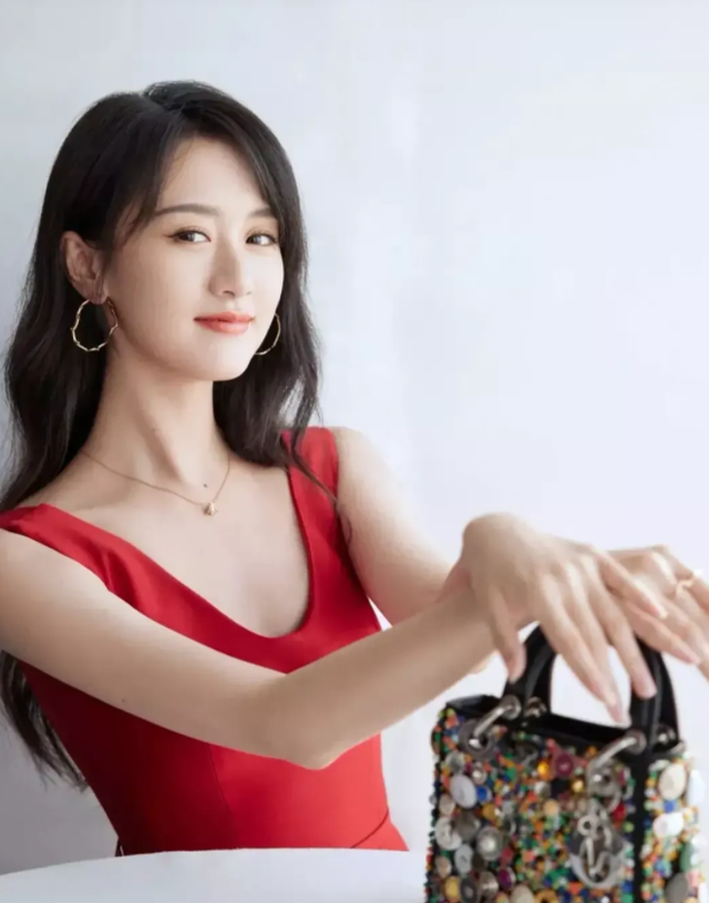 袁冰妍|她被誉为校花女神，系热巴同班姐妹，今28岁清新得宛如初恋女孩