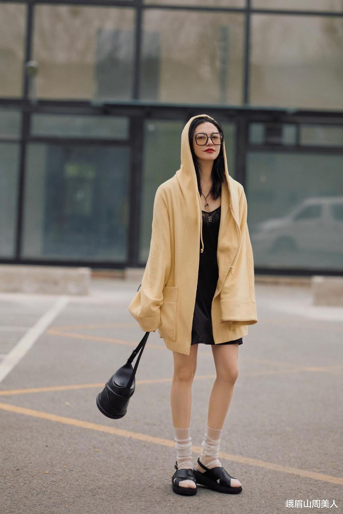 峨眉山周美人|姚晨留空气刘海好嫩!穿膝上花裙秀美腿,看着一点不像42岁阿姨