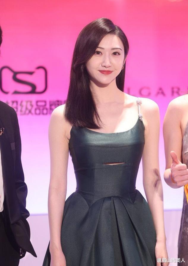 峨眉山周美人|景甜越来越放得开了，穿吊带方领裙亮相，倒三角身材让人羡慕