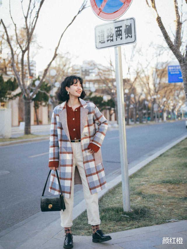 颜红橙 冬天穿衣一定要来件复古红，典雅高级又有代入感，上身之后就很美