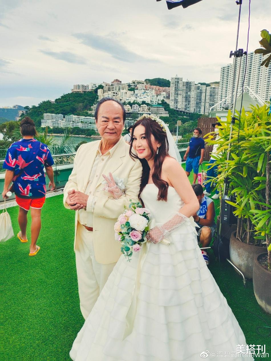 美搭刊|55岁温碧霞晒生日照，穿白色礼服戴头纱，网友：是按新娘打扮的吧