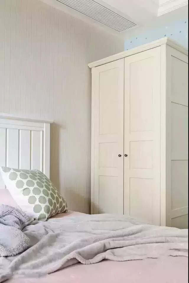 |越来越多人不买成品衣柜了,现在衣柜流行这样装,不吃灰也不占地