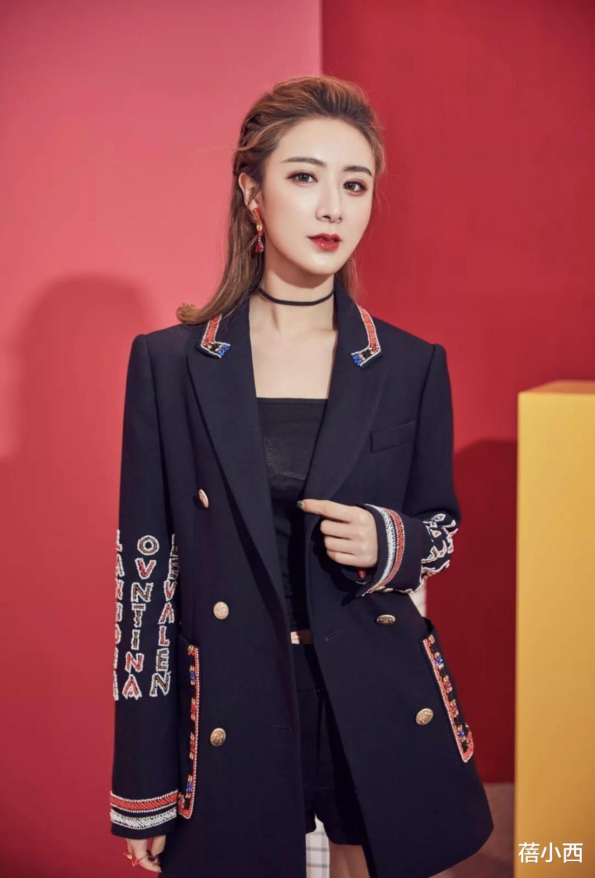 蓓小西|难怪薇娅带货那么厉害,私下穿搭也是个潮人,绿西装配白裤子真美