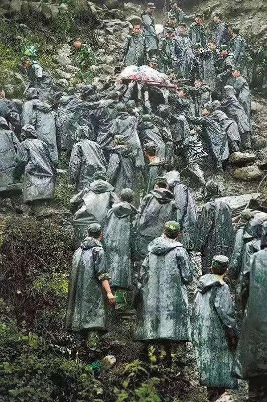 半岛新闻客户端 半岛叨叨丨汶川地震13年，我们未曾忘却很多人和事，还有，这些镜头依旧温暖