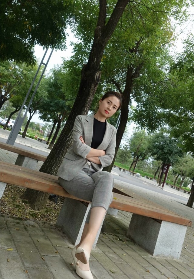 27君|普通职业装穿出不普通的气质，灰色格子纹配上黑色内里！