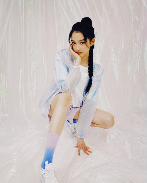 关晓彤|关晓彤越来越大胆，故意穿最小号短裤，蹲下时腿围令男粉懵圈了