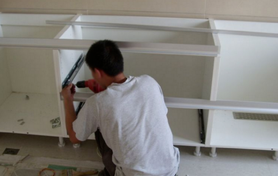 装修时尚家 橱柜万万要多加这个小玩意，牢固又耐用，用几十年也不怕坏