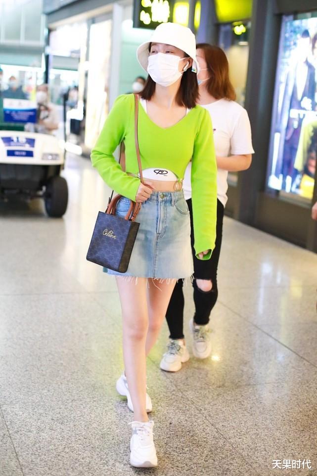肖战|李沁的萝卜腿超吸睛，“炫腹”上衣配牛仔裙秀小蛮腰，时尚性感