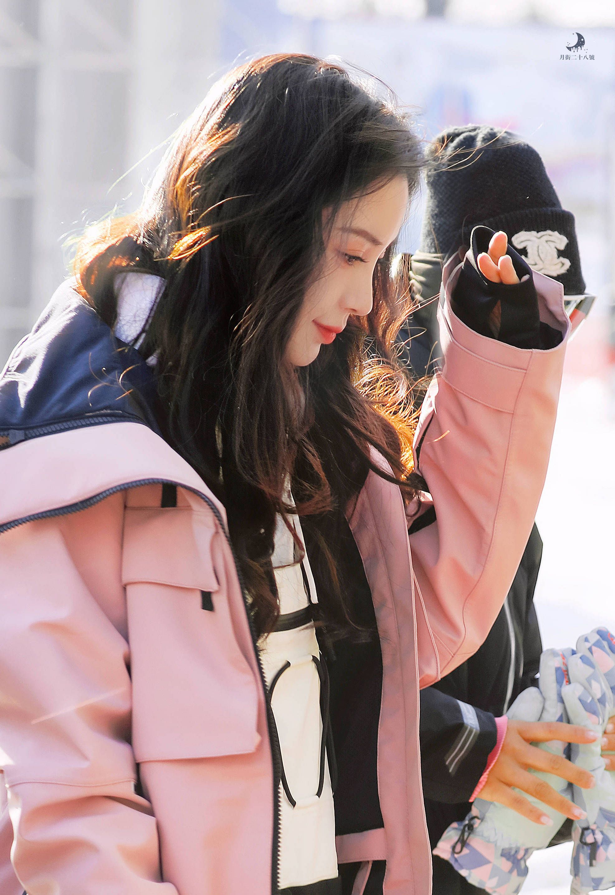 Angelababy|baby滑雪造型好美！长发飘飘生图抢镜，好似韩剧女主角