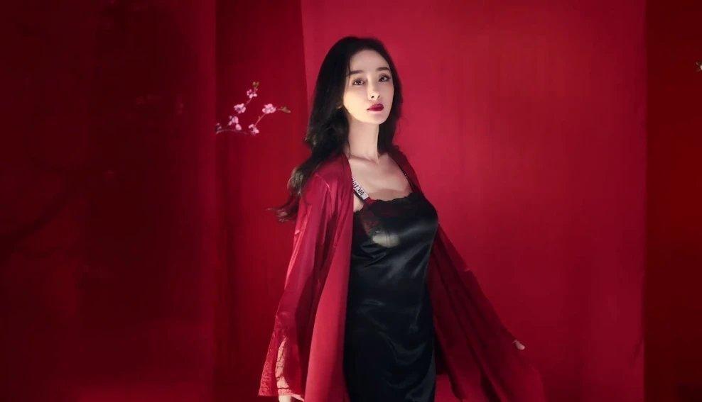 杨幂|杨幂的小奶腰，迪丽热杨幂穿的真丝睡衣你喜欢吗
