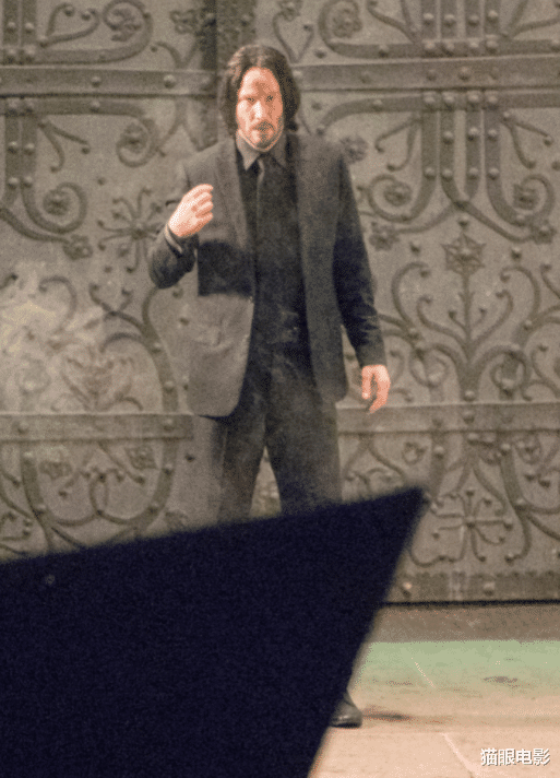 基努·里维斯|基努里维斯湿发出门，满脸胡子长腿瞩目，网友：这男人该死的魅力