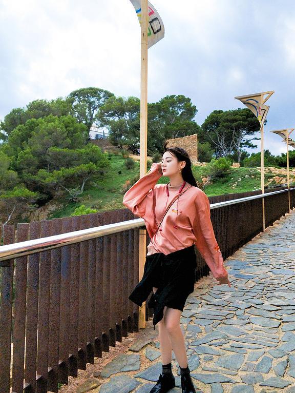 迪丽热巴|有种“魔法”叫迪丽热巴的袜子,明明能摸到,穿上却只剩一层滤镜