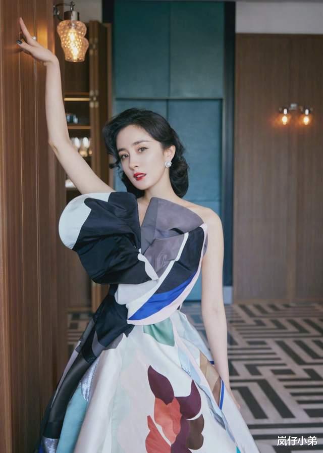 迪丽热巴|芭莎慈善明星夜内场遭吐槽，张彬彬景甜再互动，杨幂造型成亮点！