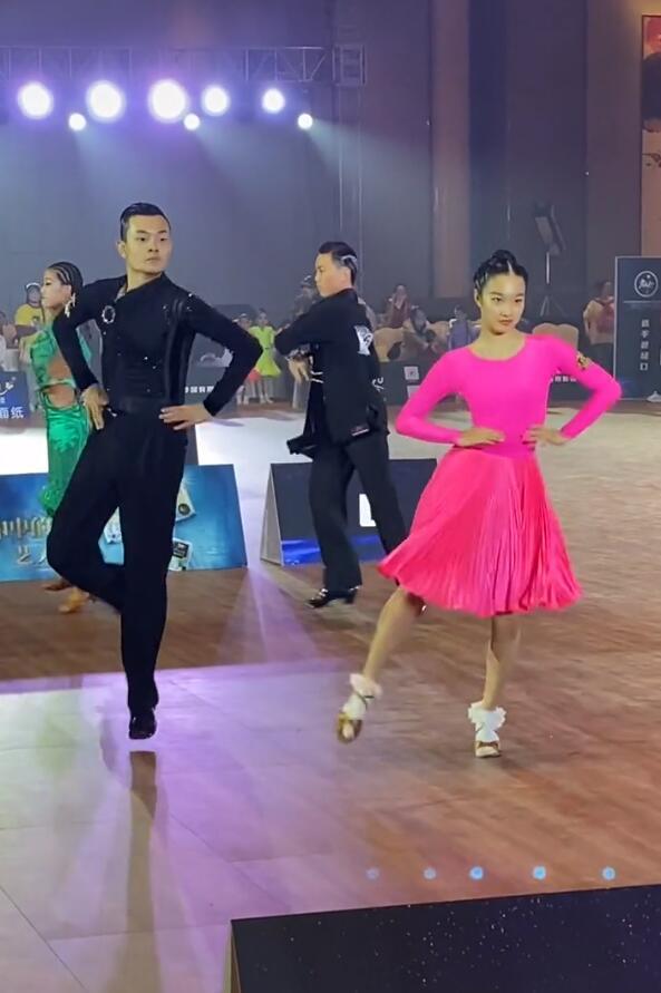 马伊琍|马伊琍大女儿比赛,爱马赛场上不自信偷瞄妈妈,太紧张动作跳错