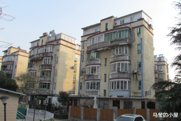 马莹的小屋 江苏一小区被“查处”，私自加盖况严重，其中42户业主是公务员