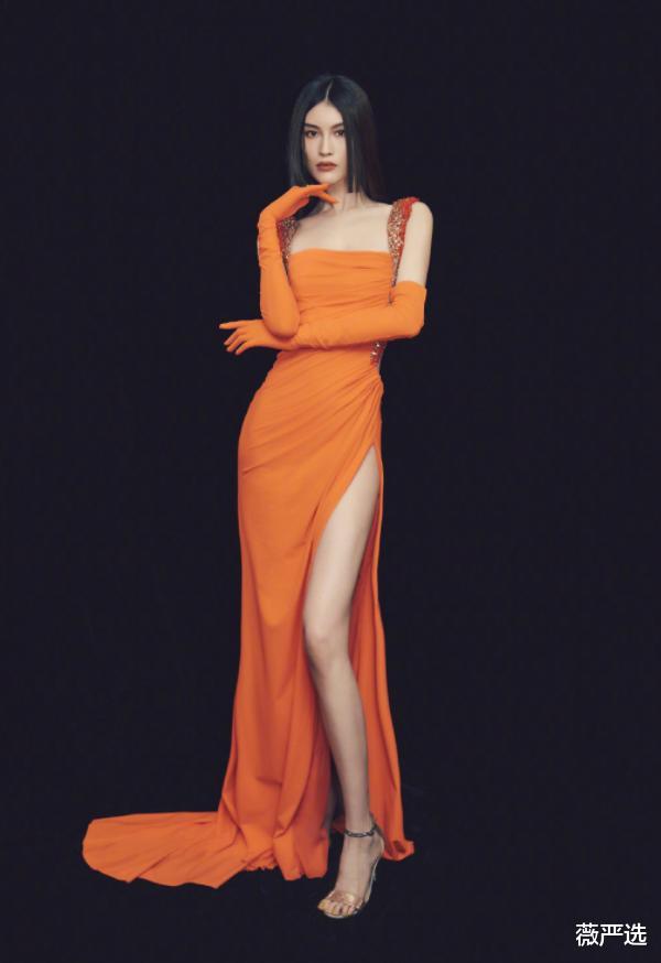 猪皮|超模中“行走的白月光”，穿高开叉裙膝盖成亮点，肌肤白到无色差