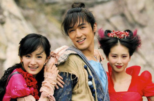 杨幂|15年前，有谁注意到刘亦菲身后打伞的小女孩？如今火得一塌糊涂