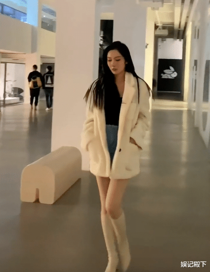 柘榴|都美竹剧组拍戏曝光，每晚直播礼物收到手软，发文称退学准备艺考