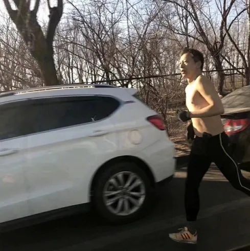 搜狐|他竟然沦落到跟网红抢饭吃？！