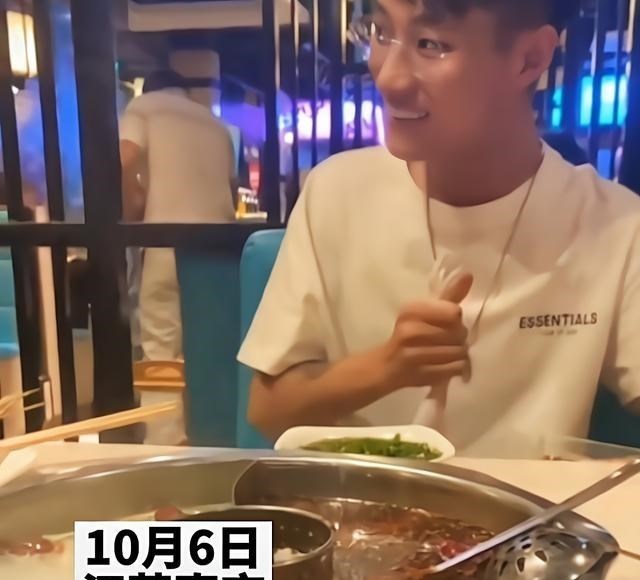 追寻星座的世界 看呆了，男子吃火锅自带整鸡，煮3小时没熟要求服务员打包带走