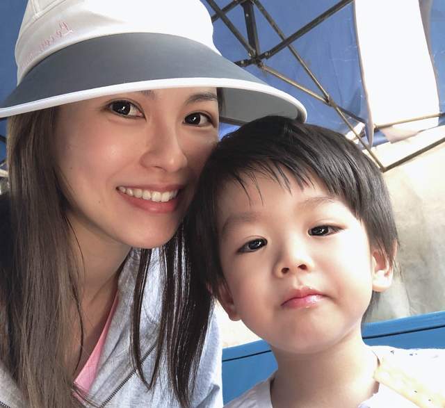 41岁黎诺懿陪同妻子产子,产房合影太温馨,男方坦言不敢剪脐带