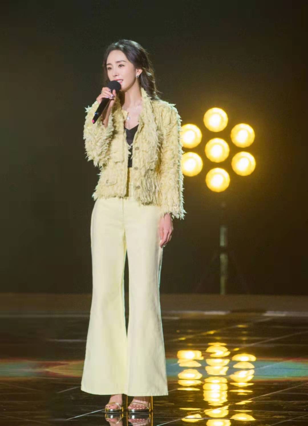 时尚风行派|谁说杨幂势利眼！为周笔畅送生日祝福太暖心，穿高腰裤合唱超默契