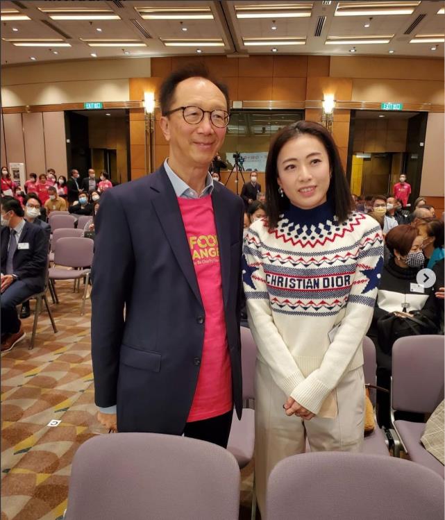 甘比|41岁甘比出席活动，与梁锦松合影，状态自然有着豪门贵妇的气质