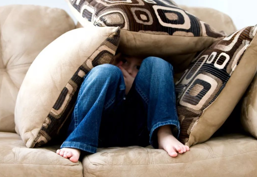 歪妈亲子故事|男童3岁才学会说话，开口第一句就是“楼下有人”，家长被吓坏