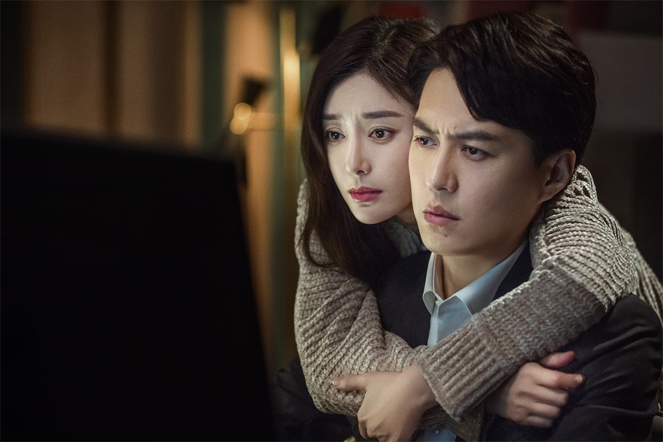 秦岚|翻白眼、挑眉毛、一阳指，《突围》秦岚演技被吐槽：一出场就快进