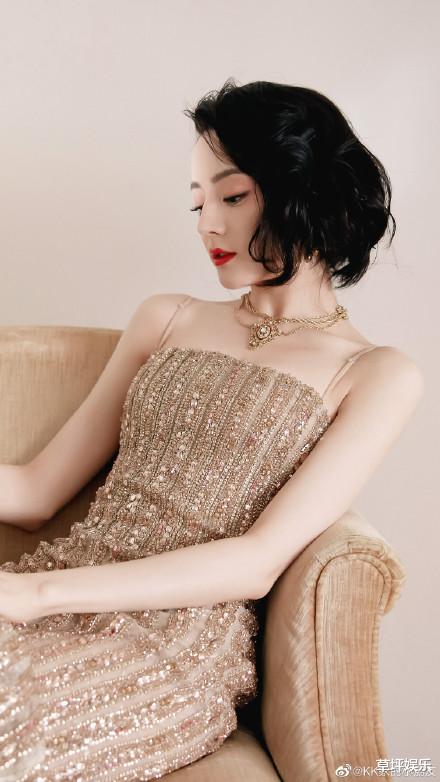 迪丽热巴|迪丽热巴参加某活动,身形妖娆 ,妩媚动人