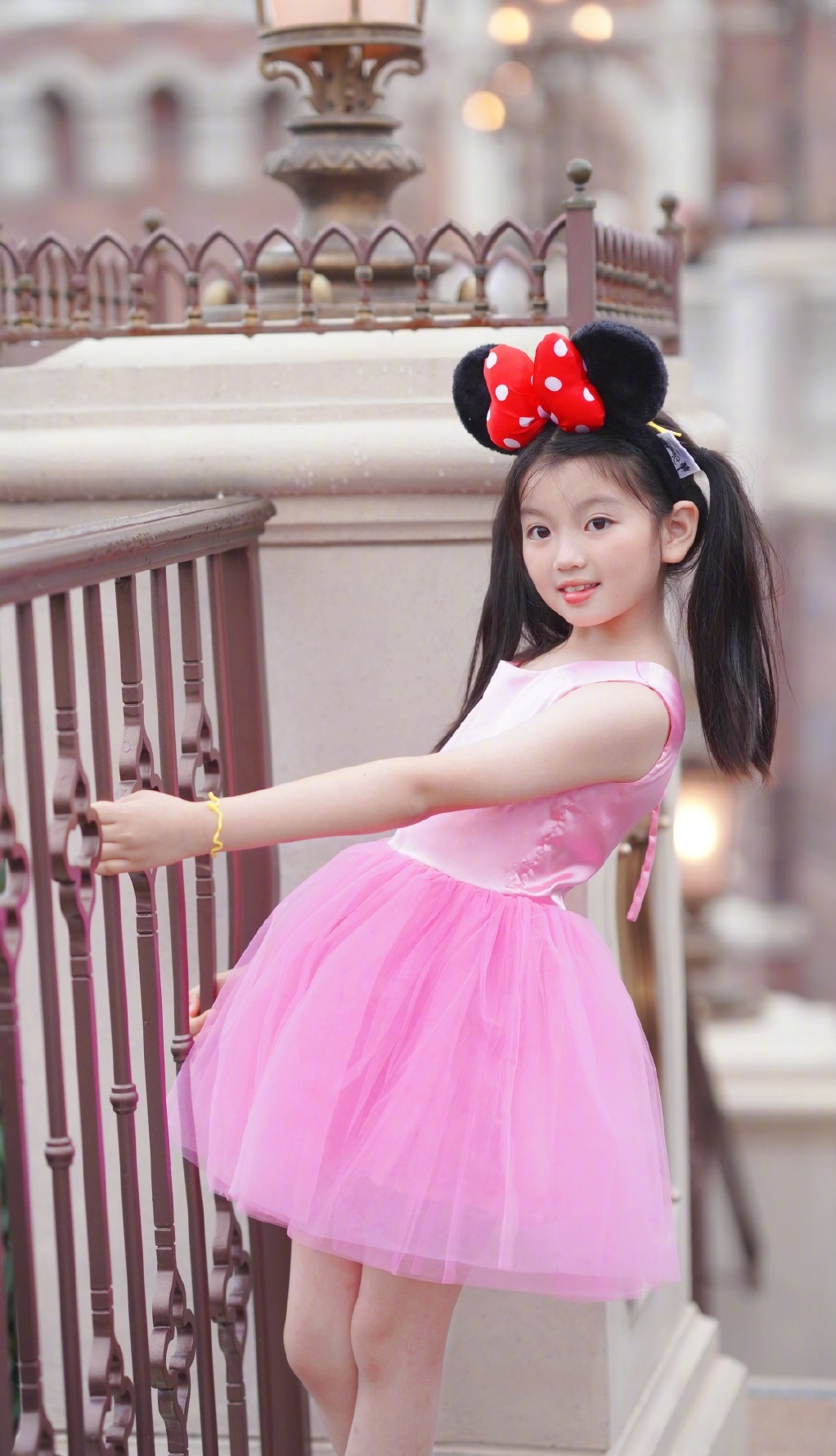 阿拉蕾|董力阿拉蕾相聚过父亲节，父女俩久违同框，相处有爱，画面超温馨