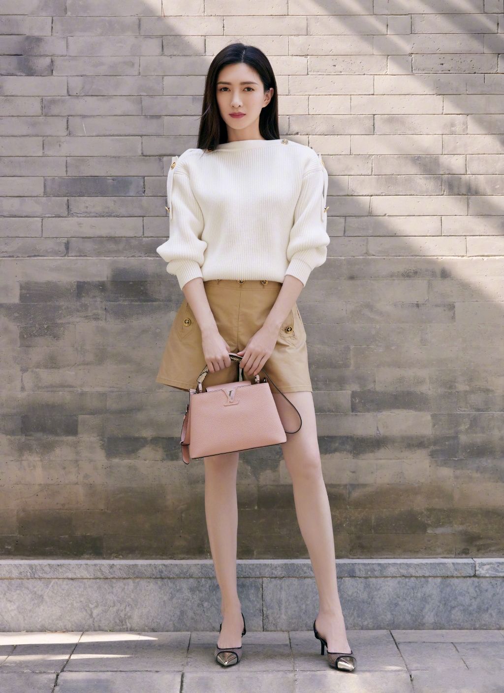 八只爪的猫|江疏影出门遛狗打扮也时髦，“塞裤腰”的穿法强调腰线，真显腿长