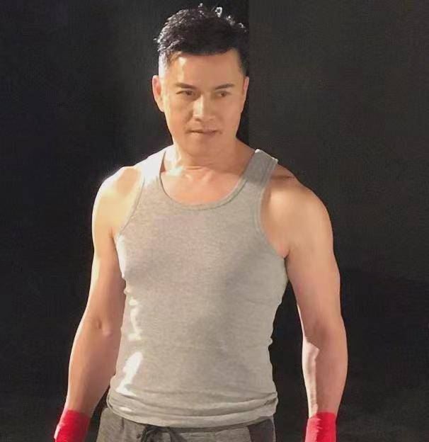 吕良伟|吕良伟晒40年前后对比照样貌竟无差 网友喊话：请尊重一下你的同龄人