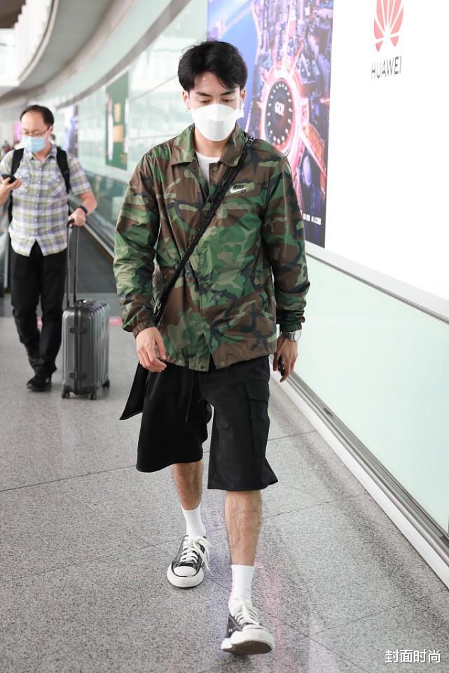 封面时尚 曾舜晞私服好随意，穿“民工夹克”配短裤，看得出谦谦公子的气质