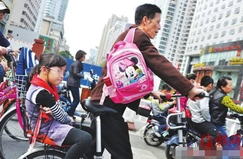 糯妈育儿经|大学教师怒批:“家长接送”行为迟早毁掉孩子,家长反怼:闭嘴吧