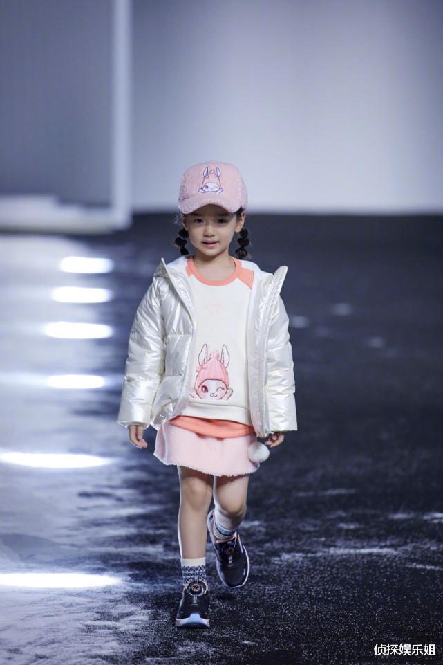 董璇|董璇晒女儿冬装搭配，5岁小酒窝扎双丸子头卖萌，跷二郎腿超有范