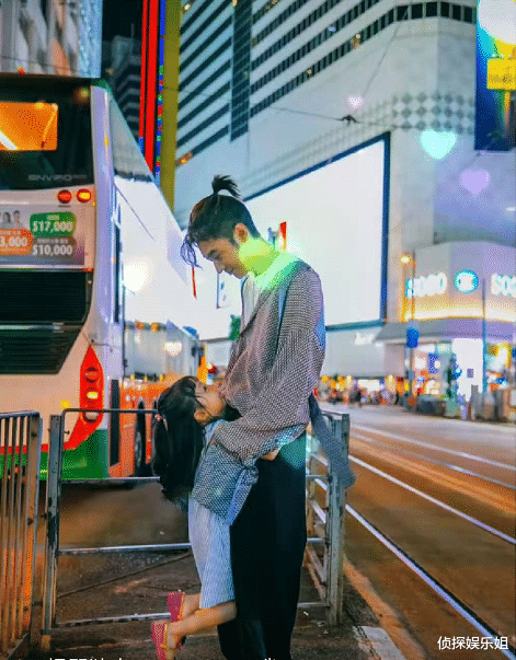 张丹峰|张丹峰元宵节晒与女儿合照，洪欣视角下父女俩互动温馨，超有爱