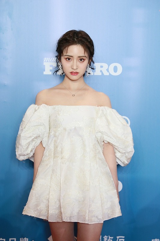 小白爱美搭 沈月看着“好小只”,但穿纯色一字肩裙挺甜美,身材比例也挺好