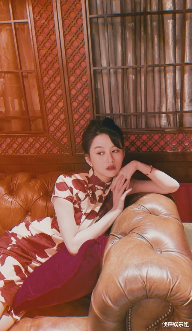 沈月|邱淑贞大女儿参加活动，身穿白裙好身材尽显，美貌气质不输妈妈