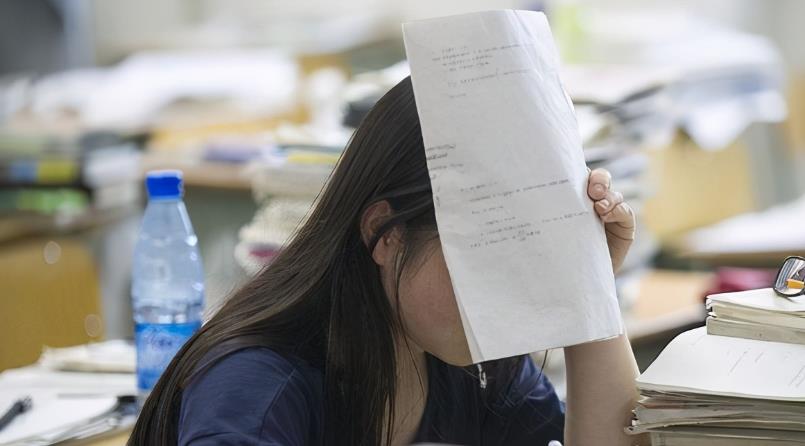 李靓蕾|李靓蕾学历曝出，美貌与颜值不输二哥，“铁腕母亲”引起网友热议