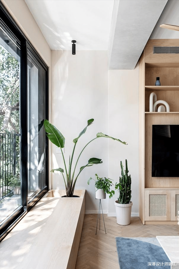 |这就是住2楼的快乐，阳台装细框窗户，引景入室，自成一道风景