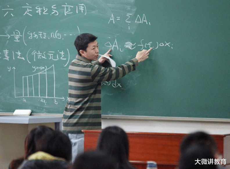 大学|“人满为患”的3大专业,看似光鲜实则人才已饱和,选错悔不当初